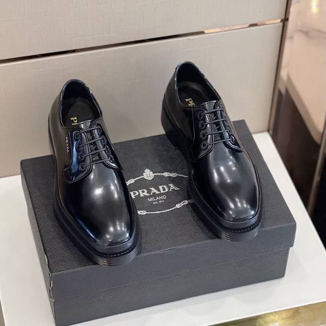 Prada 普拉达 P: Size：38-44 45可定做 新款德比鞋，造型简约时尚，尽显商务风范，原单级牛货，选用意大利进口牛皮，头层水染小牛皮内里，提供舒适